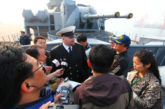 Quân nhân Nga từ chiến hạm Varyag thăm tàu khu trục tên lửa Thẩm Dương của Hải quân Trung Quốc tại căn cứ của Hạm đội Biển Bắc ở Thanh Đảo, tỉnh Sơn Đông, Trung Quốc.