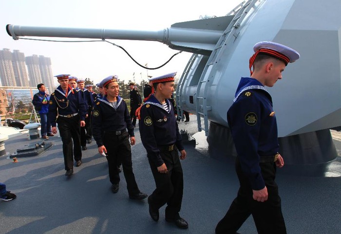Binh lính Nga từ chiến hạm Varyag thăm tàu khu trục tên lửa Thẩm Dương của Hải quân Trung Quốc tại căn cứ của Hạm đội Biển Bắc ở Thanh Đảo, tỉnh Sơn Đông, Trung Quốc.
