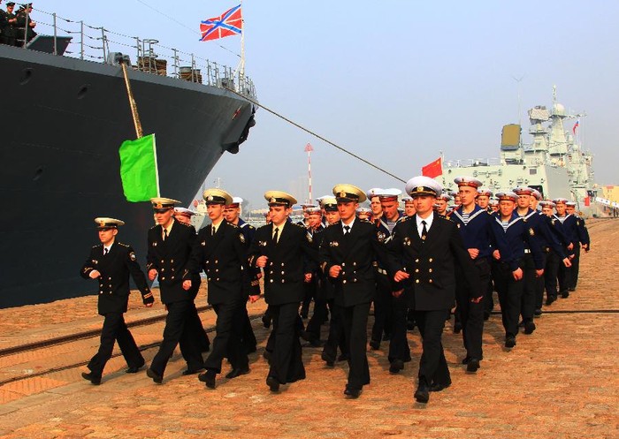 Sĩ quan và binh lính Nga trở về tàu sau khi kết thúc chuyến thăm tàu khu trục Trung Quốc.
