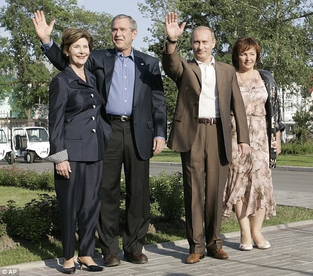 Vợ chồng Tổng thống Putin chụp ảnh lưu niệm cùng vợ chồng cựu Tổng thống Mỹ G.Bush năm 2006.