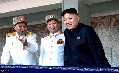 Tướng Ri Yong-ho (trái) và nhà lãnh đạo Triều Tiên Kim Jong-un (phải)