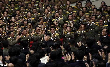 Nhà lãnh đạo Triều Tiên Kim Jong-un được các sĩ quan quân đội nhiệt liệt chào mừng khi ông tới tham dự buổi hòa nhạc đánh dấu kỷ niệm 80 năm ngày thành lập của quân đội nhân dân Bắc Triều Tiên tại Bình Nhưỡng