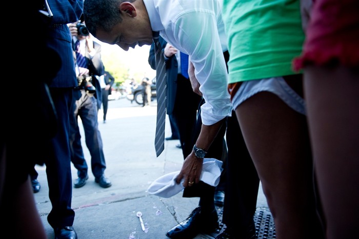 Tổng thống Obama tự lau quần, nơi cô gái trẻ làm đổ sữa chua