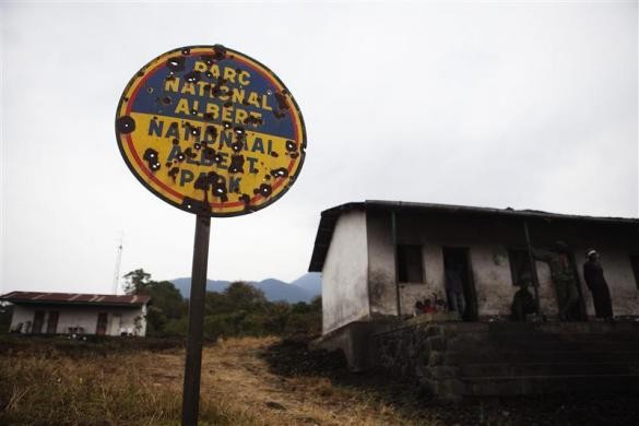 Tấm biển hiệu lỗ chỗ lỗ đạn ở lối vào công viên quốc gia Virunga bị chiếm đóng bởi quân nổi dậy và các lực lượng dân quân vũ trang trong những năm của cuộc xung đột gần Goma, miền đông Congo, 30/8/2010.