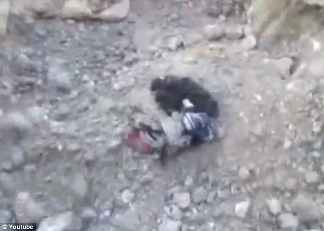 Một dân quân nổi dậy bị chôn sống trong đoạn video vừa được phát tán lên mạng hôm 26/4.