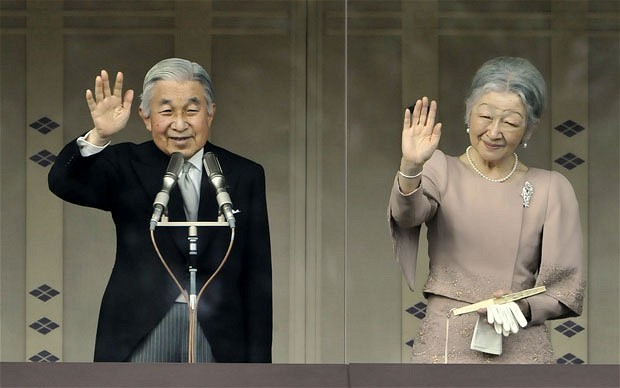 Nhật hoàng Akihito (78 tuổi) và Hoàng hậu Michiko (78 tuổi)