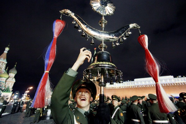 Các binh sĩ Nga tập trung tại quảng trường Đỏ chuẩn bị diễn tập diễu binh đêm