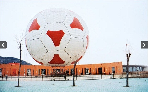 Quả khinh khí cầu hình bóng đá do Cốc Khai Lai mua về được đặt ở quảng trường Xinghai , Đại Liên, Trung Quốc.