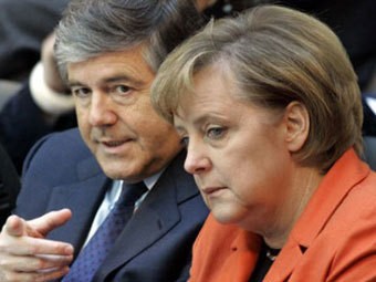 Thủ tướng Đức Angela Merkel (phải)