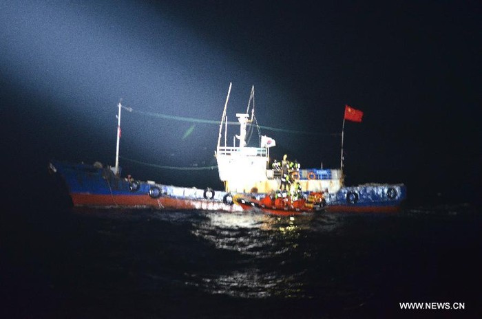 Cảnh được trích từ video cho thấy nhóm sĩ quan Hàn Quốc tiếp cận tàu cá Trung Quốc trên Hoàng Hải.
