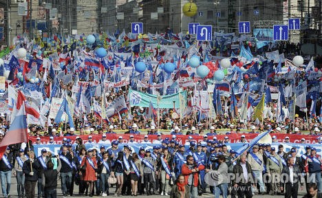 Hầu hết những người tham gia diễu hành là đại diện Liên đoàn các công đoàn độc lập Nga, đảng Nước Nga Thống nhất, mặt trận nhân dân toàn Nga...