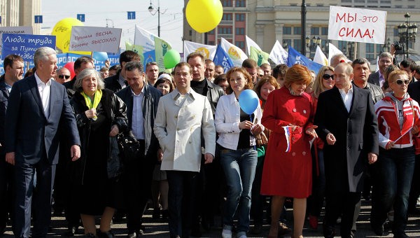 Vợ chồng Thủ tướng Putin và Tổng thống Medvedev tham gia đoàn diễu hành mừng ngày Mùa xuân và ngày Quốc tế Lao động tại Moscow.