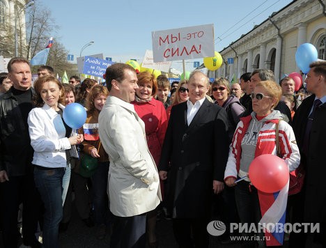 Cuộc diễu hành năm nay được tổ chức với mục đích thể hiện tinh thần đoàn kết của người dân Nga sau hàng loạt cuộc biểu tình phản đối chính phủ diễn ra trong tháng 3 vừa qua.