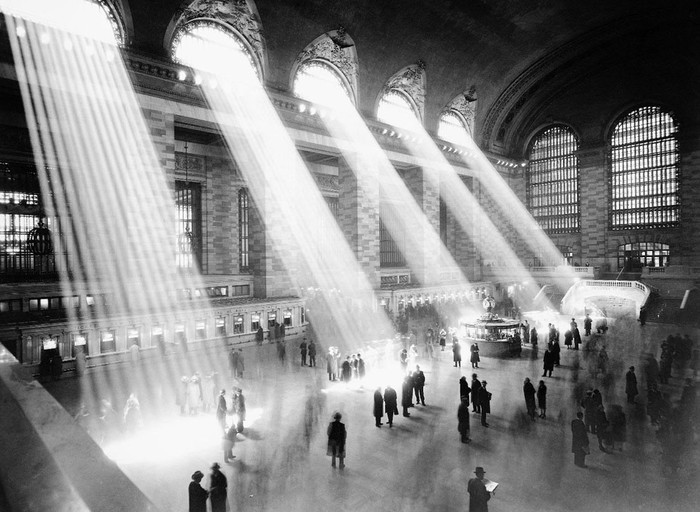 Ánh nắng mặt trời chiếu qua cửa sổ của nhà ga trung tâm thành phố New York trong giai đoạn 1935-1941.