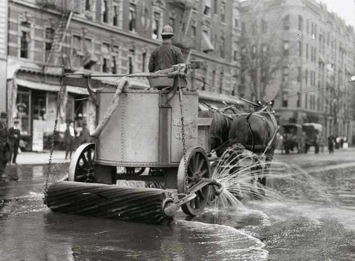 Xe ngựa phun nước rửa đường