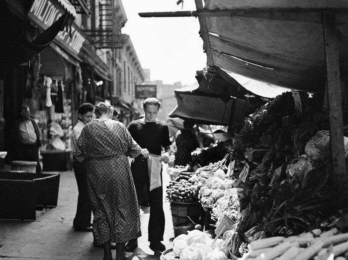 Một người Ý bán rau trên vỉa hè phố Bleeker, gần nhà thờ đức mẹ Pompeii tháng 8/1937.