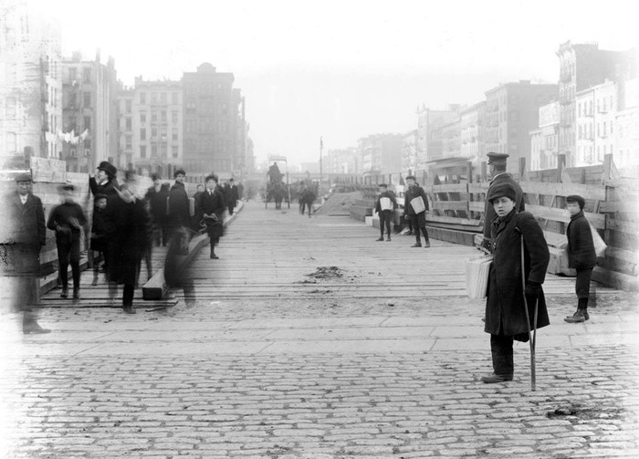 Một cậu bé cụt chân bán báo dạo trên phố Delancey ngày 26/12/1906.
