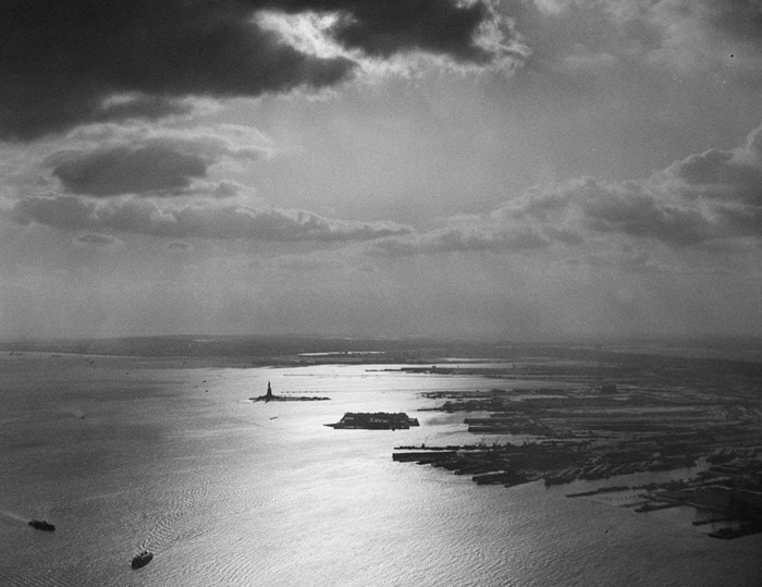 Tượng Nữ thần Tự do nhìn từ bến cảng New York ngày 27/1/1965.