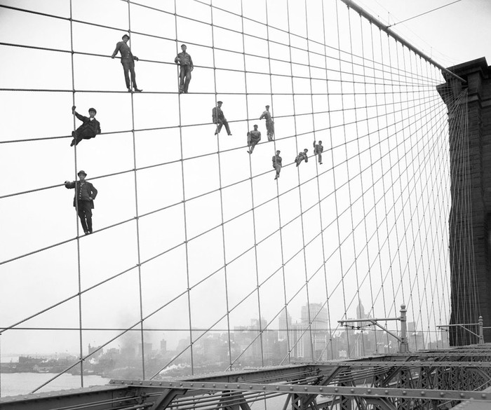 Thợ sơn cheo leo trên các dây cáp cầu Brooklyn ngày 7/10/1914