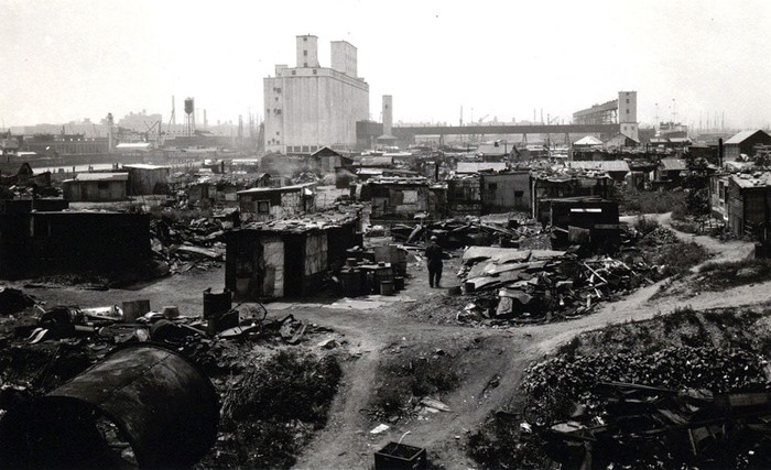 Bãi phế liệu gần cầu Brooklyn năm 1930-1932.