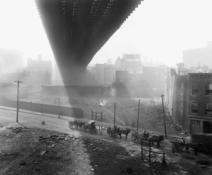 Bên dưới cầu Brooklyn được nhìn từ một mái nhà ngày 6/5/1918