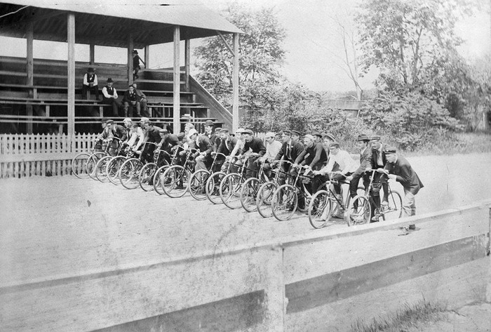 Các thành viên câu lạc bộ Markus Mercury Wheel chuẩn bị đua xe đạp tháng 6/1894.