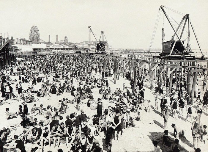 Người dân tập trung đông đúc trên bãi biển ở đảo Coney trong ngày Chủ nhật 30/7/1922.