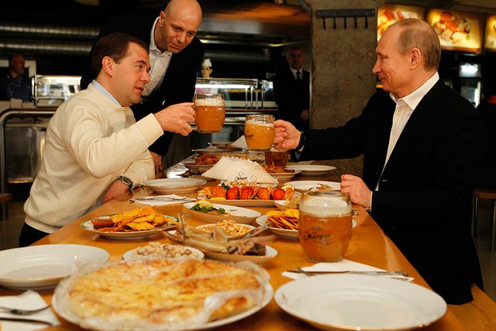 Bộ đôi quyền lực của nước Nga cùng thưởng thức bia trong một quán bar bình dân.