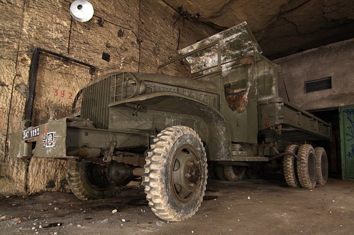 Một chiếc xe tải quân sự cũ của Pháp bên trong hang ngầm mới được phát hiện.