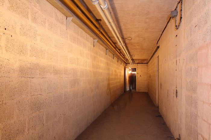 Mối lối đi có đường ống, hệ thống điện và vẫn còn khá nguyên vẹn của hang ngầm