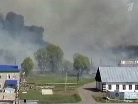 Khói bốc lên từ hiện trường vụ nổ tại kho vũ khí của một trường bắn thuộc căn cứ quân sự Mulino ở khu vực Nizhny Novgorod. Ảnh 1TV