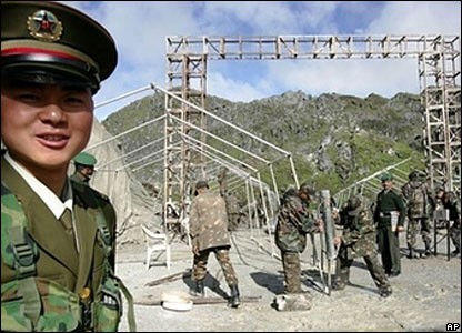 Lính biên phòng Trung Quốc và Ấn Độ dọc biên giới hai nước. Ảnh AP.