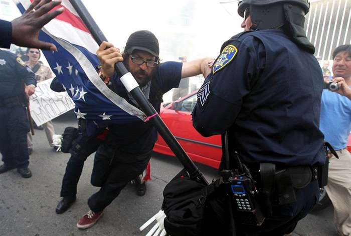 Cảnh sát Oakland cố gắng ngăn chặn một người biểu tình thuộc phong trào chiếm phố Wall tại Oakland, California (Mỹ) ngày 1/5.