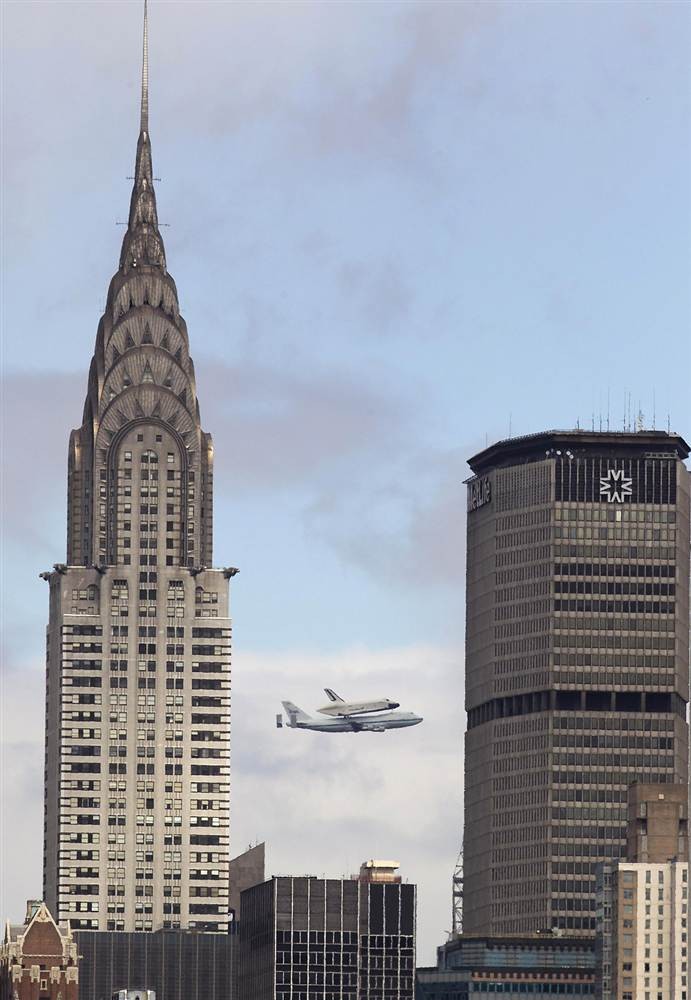 Tàu con thoi Enterprise trên lưng một chiếc máy bay vận tải 747 dạo quanh thành phố New York trong chuyến bay cuối cùng trước khi được lưu trữ trong bảo tàng ngày 27/4.