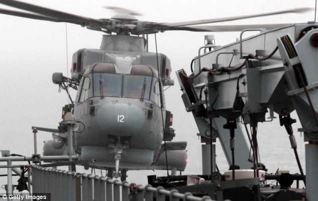 Trực thăng của hải quân Hoàng gia Anh đỗ trên tàu HMS Bulwark 18.500 tấn.