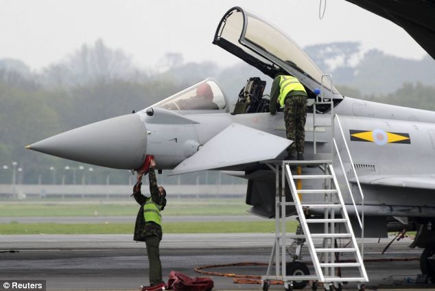 Hai nhân viên kỹ thuật của Không quân Hoàng gia Anh kiểm tra một trong 4 chiếc Typhoons được triển khai bảo vệ London trong thời gian diễn ra thế vận hội.