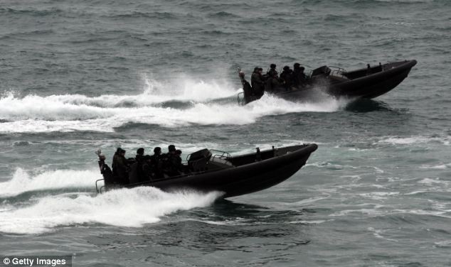 Binh sĩ thủy quân lục chiến trong cuộc diễn tập chống khủng bố ngoài khơi bờ biển Weymouth và Portland ngày 3/5.