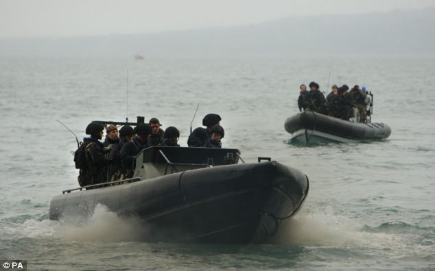 Lính hải quân Anh tham gia diễn tập chống khủng bố trên đất, biển và trên không.