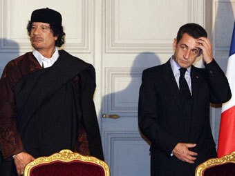 Đại tá Muammar Gaddafi (trái) và Tổng thống Pháp Nicolas Sarkozy. Ảnh AFP
