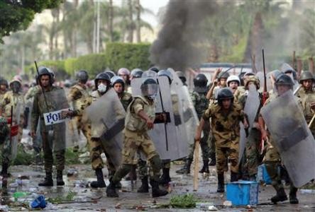 Lực lượng an ninh Ai Cập đối phó với những người biểu tình quá khích tại Cairo hôm 4/5. Ảnh Reuters