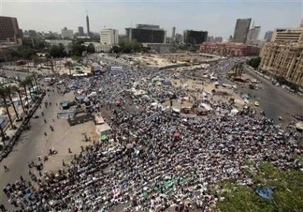 Đám đông hàng ngàn người biểu tình tập trung tại quảng trường Tahrir trước thời điểm diễn ra xung đột. Ảnh Reuters