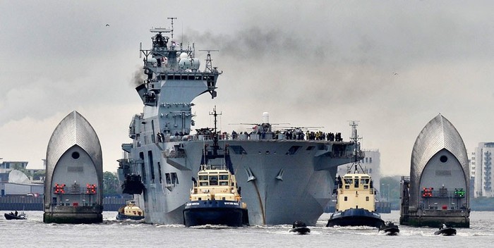 Tàu sân bay trực thăng HMS Ocean - chiến hạm lớn nhất của Hải quân Anh đi trên sông Thames.
