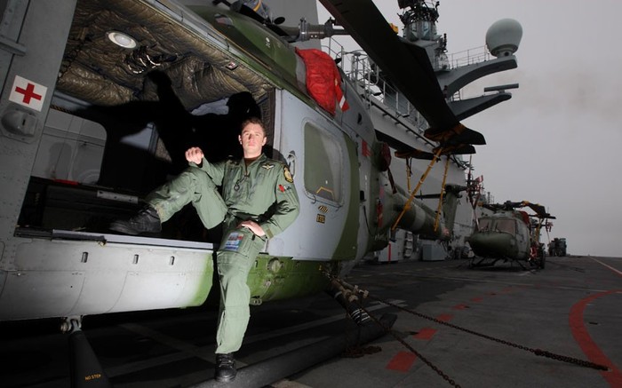 Trung úy Mike Robertson - phi công điều khiển trực thăng Lynx trên tàu HMS Ocean neo đậu trên sông Thames trong thời gian diễn ra Olympic