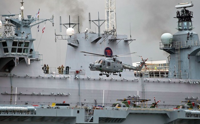 Trực thăng Lynx trên chiến hạm lớn nhất của hải quân Anh