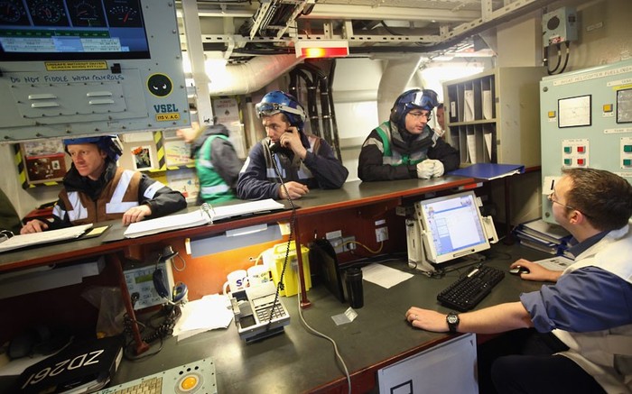 Nhân viên quân sự làm nhiệm vụ trên tàu HMS Ocean