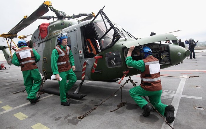 Nhân viên quân sự bảo dưỡng máy bay trên tàu HMS Ocean