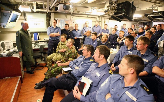 Thành viên tàu HMS Ocean tham gia họp báo