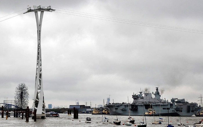Tàu HMS Ocean neo trên sông Thames
