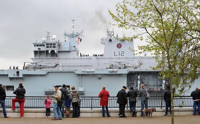 Người dân London có thể chiêm ngưỡng tuần dương hạm HMS Ocean từ trên bờ