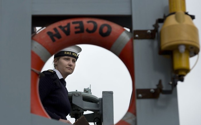 Một nữ thủy thủ tàu HMS Ocean